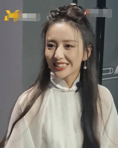 原创佟丽娅穿12cm驴蹄鞋录节目皮肤细腻惹人羡瘦得一点小肚子都没有