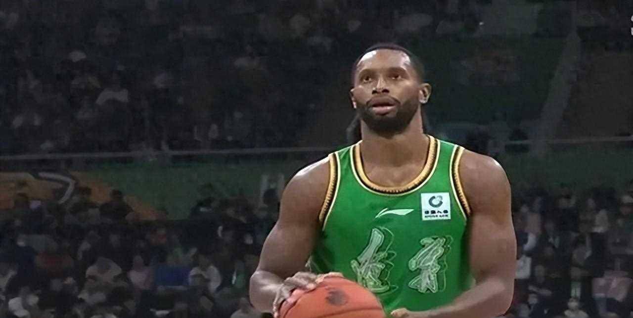 cba最新动态弗格佩戴面具亮相杨鸣发声张镇麟挺莫兰德