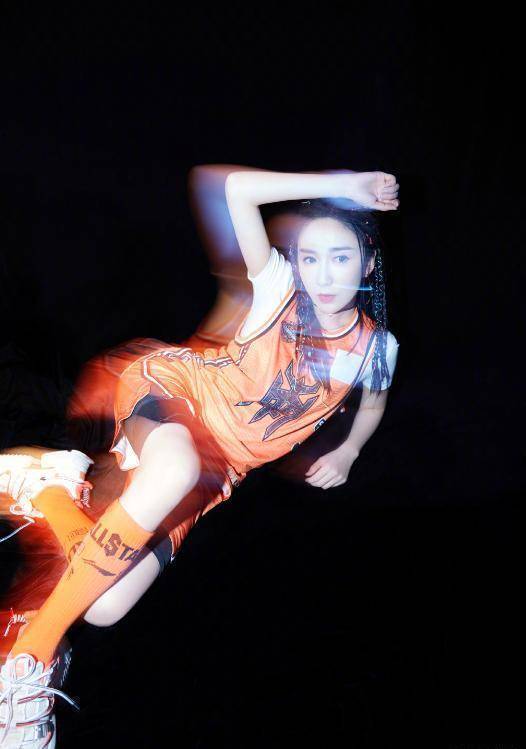 原创娄艺潇罕见尝试酷风格甜美长相难驾驭还是裙子适合她