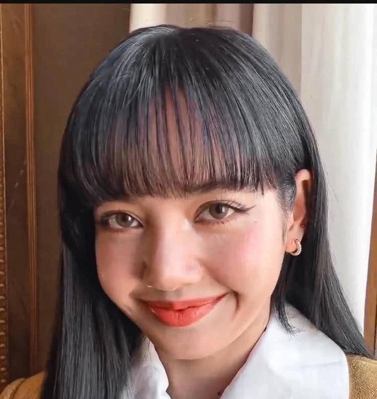 lisa怼脸照关掉美颜后,五官粗糙脂肪粒扎堆,真人芭比形象翻车_面部