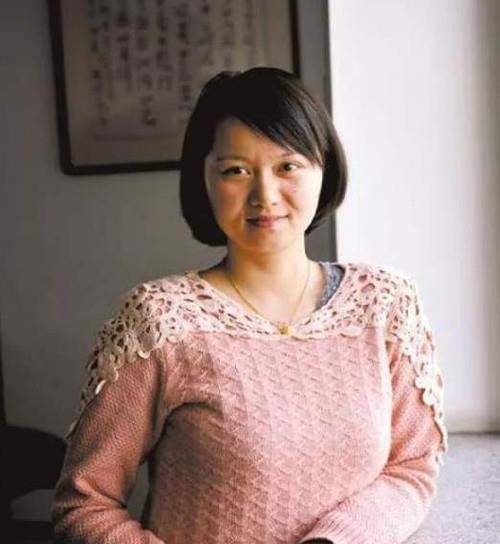 当年被拍下"大眼睛"照片,渴望读书的8岁小女孩,现如今