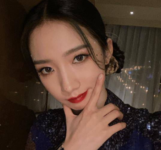 原创孟美岐晒照告别天赐2和张韶涵贴脸合影礼貌蹲暴露情商