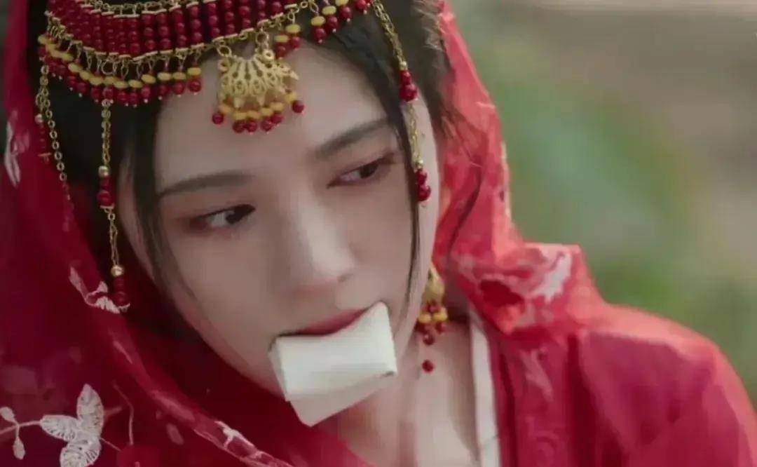 《花间令》剧组为了照顾鞠婧祎的发际线,擦汗都是隔着头发擦的!