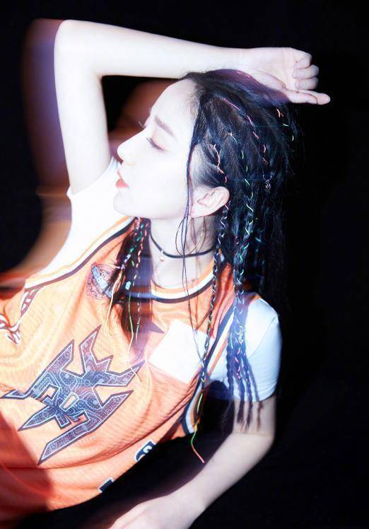 原创娄艺潇罕见尝试酷风格甜美长相难驾驭还是裙子适合她