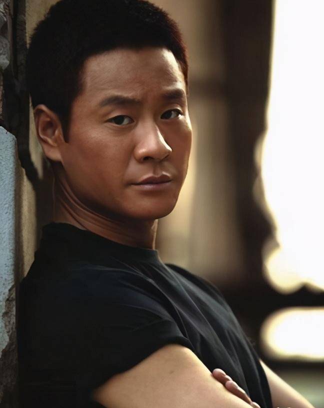 原创37岁的连奕名爱上29岁杨若兮果断抛妻弃女如今生活成这样