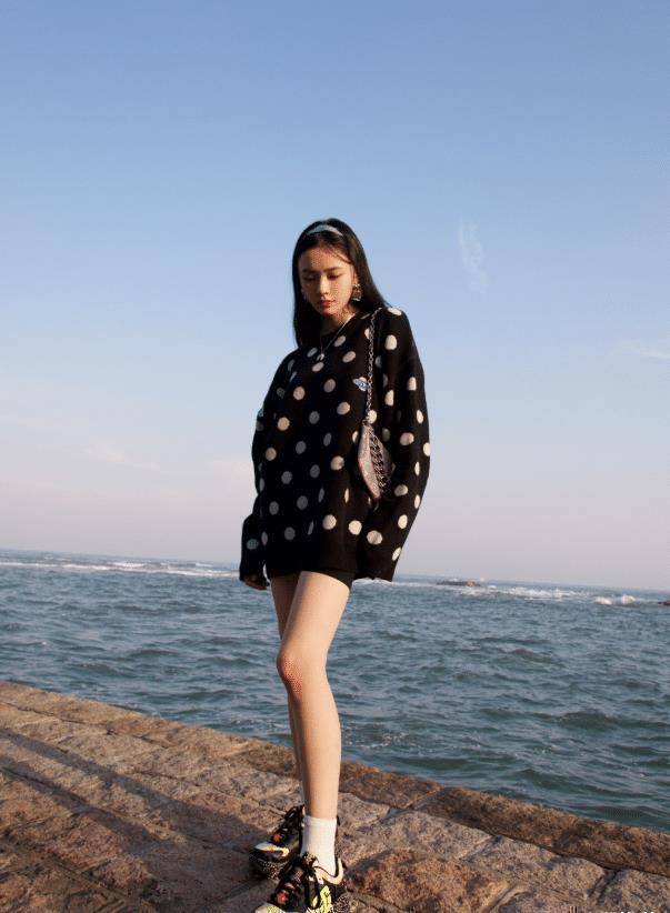 原创林允的直女坐火了双腿呈倒l型一般人模仿不来