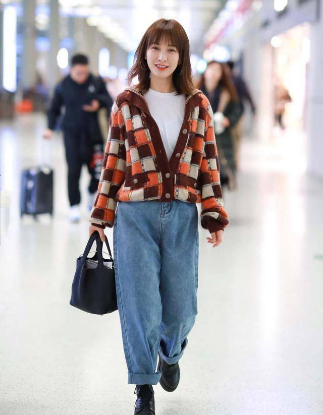 吴昕五官虽普通但身材超棒穿针织衫只系两颗扣漂亮后品味爆棚