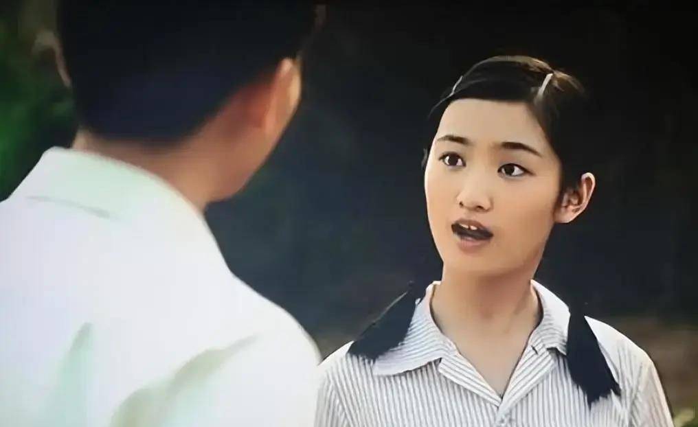 13岁就考上了上戏,因整容陷入舆论风波,黄诗佳诠释了整容的代价