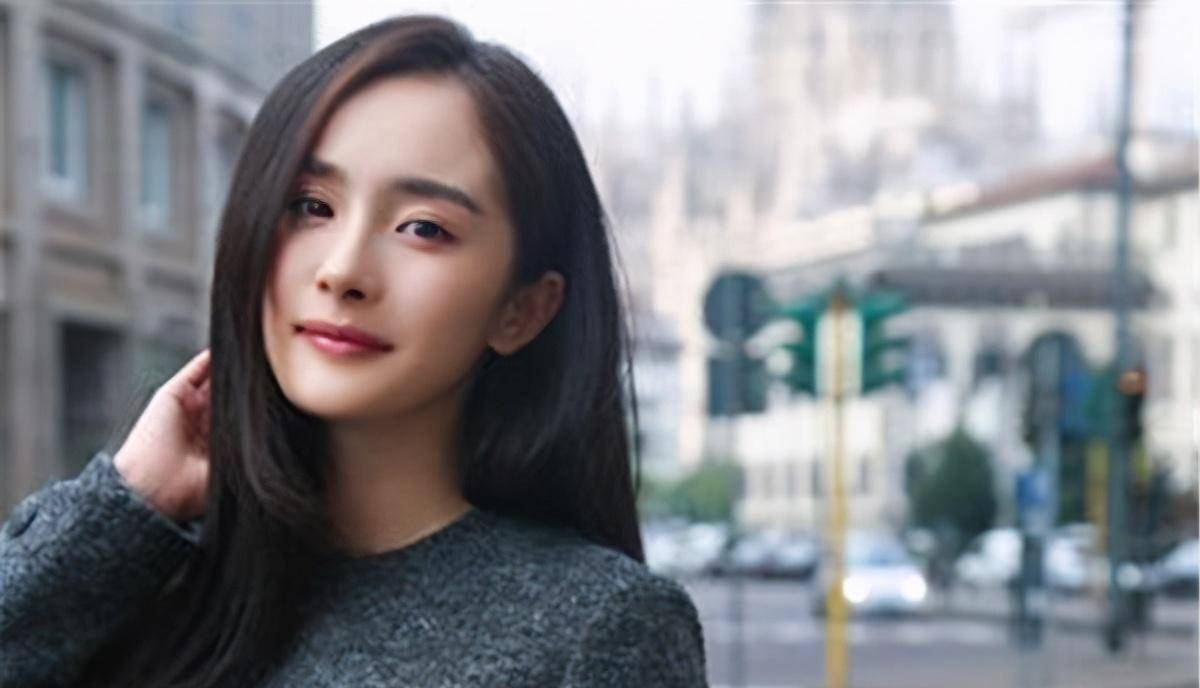 杨幂低调现身活动生图状态难掩疲惫网友吐槽脸变方了