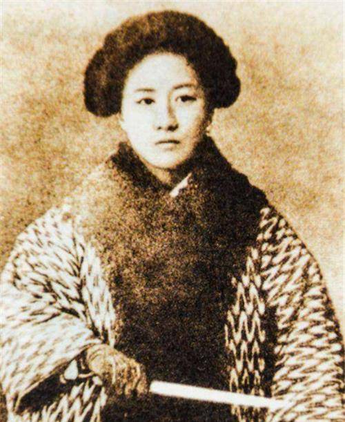 而作为这些英雄里第一个牺牲的女烈士,秋瑾无疑在我国近代史中占据着