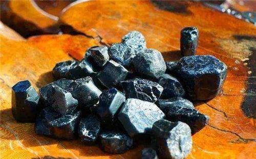 原创放羊老汉捡到打火石专家低价收购检测人员这是蓝宝石