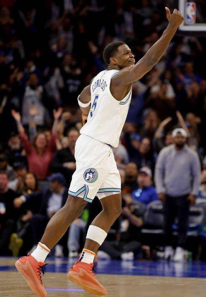 爱德华兹上演英雄传奇