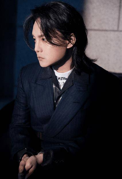 原创尹正羡慕暴瘦后的黄晓明为显瘦西服配腰带但效果并不明显