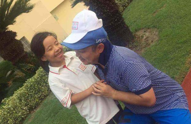 原创8岁女儿成世界冠军全程英文发表获奖感言刘国梁乐开花了