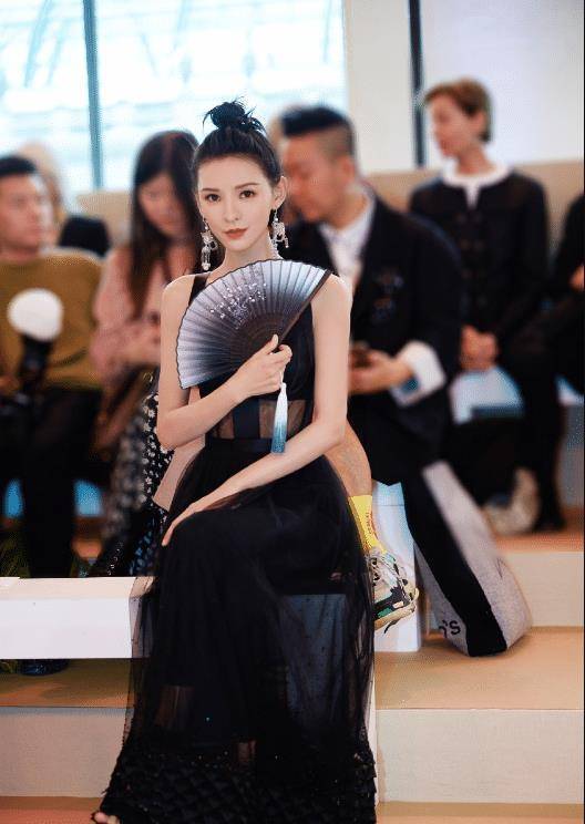 原创张予曦微博营业照真美五官精致立体坐下凹造型秀美腿