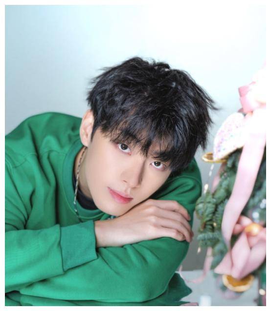 两人当街秀恩爱,男方曾获金鸡奖身份不简单_祝福_网友_孙怡