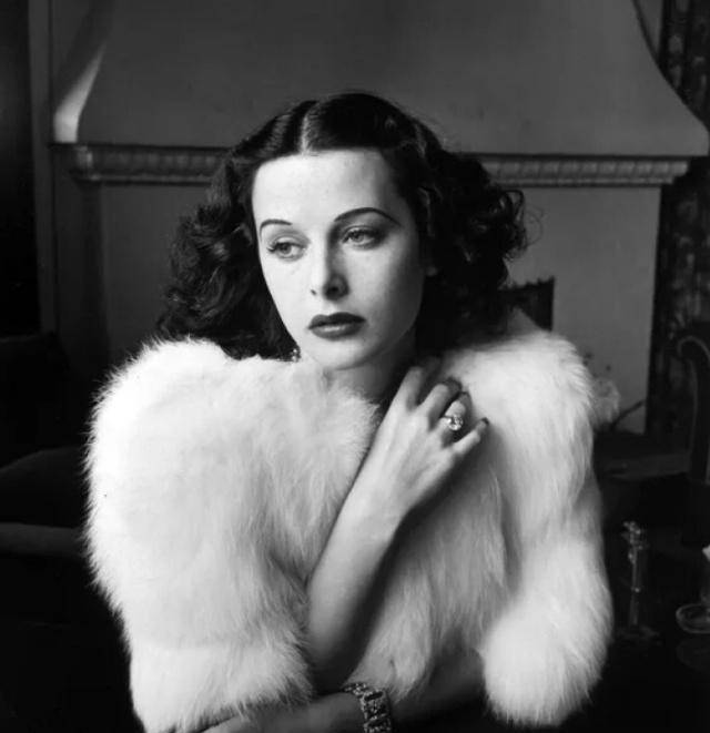 不仅表现很好,她长得也很漂亮,她出生于1914年,因为父亲是个犹太人