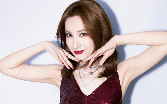 原创吴昕晒度假照戴大墨镜星味十足38岁发际线上移扎心了