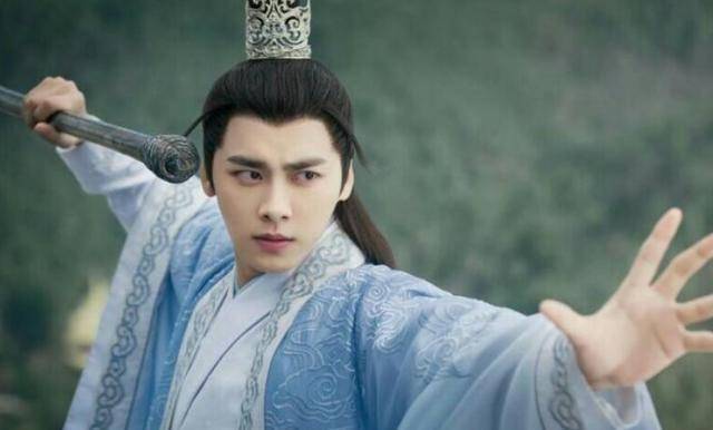 更是有网友拿肖战饰演的张小凡和李易峰版的对比,两个人简直是天壤之