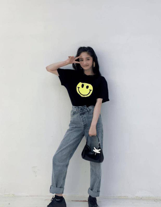 原创周洁琼不愧是宅男女神黑t恤配牛仔裤秒变清纯少女