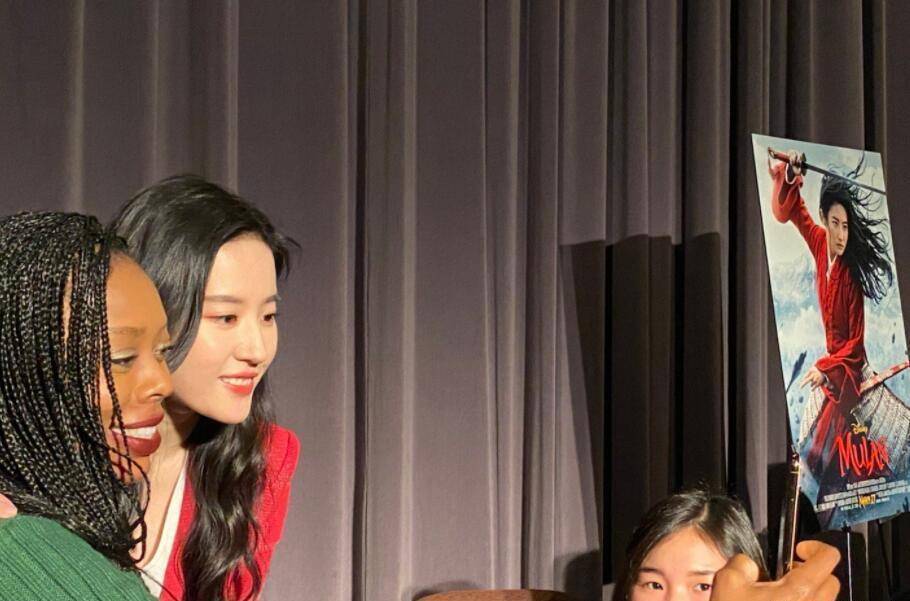 原创刘亦菲晒与花木兰玩偶自拍照头发上白色碎屑抢镜仙女姐姐也有头皮