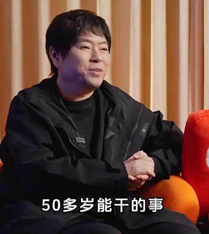 高晓松,55岁,最近的照片显示他剪了一头短发,似乎没有再展现出