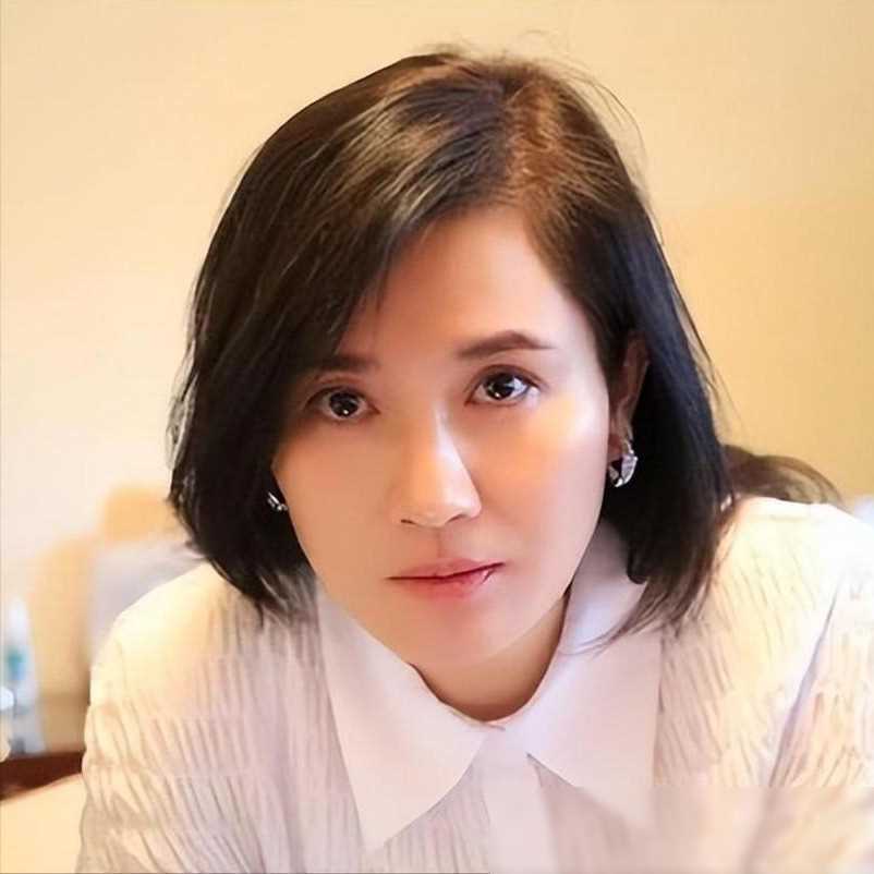 原创离婚后只字不提前夫侯勇与女儿患难与共现在45岁如冻龄少女