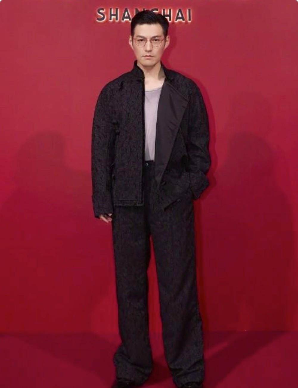 男明星保养秘诀,就服这两个人_胡兵_严屹宽_一身