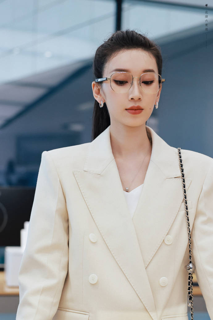 女星刘令姿亮相品牌宣传活动,穿米色西装清秀高雅,戴着眼镜知性大方