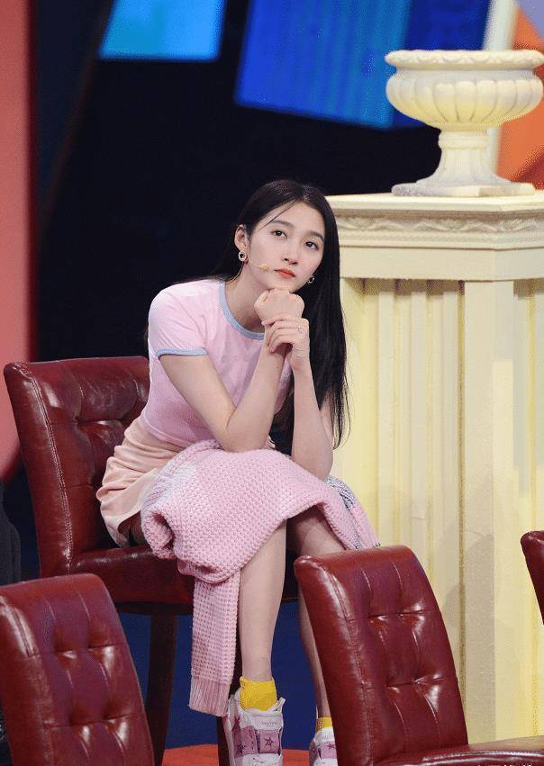 原创鹿晗真管不住关晓彤了30cm童装都敢挑战藏不住凹凸感