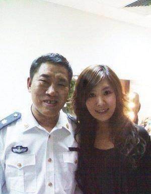 杜旭东的老婆女儿也很是漂亮,生活中杜老师人缘也是极好.