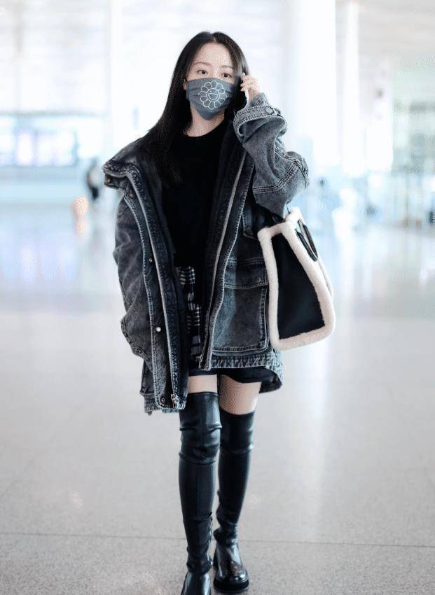 张靓颖为秀腿长,学00后拿毒汁靴当裤穿,却因腿太细掉成堆堆靴