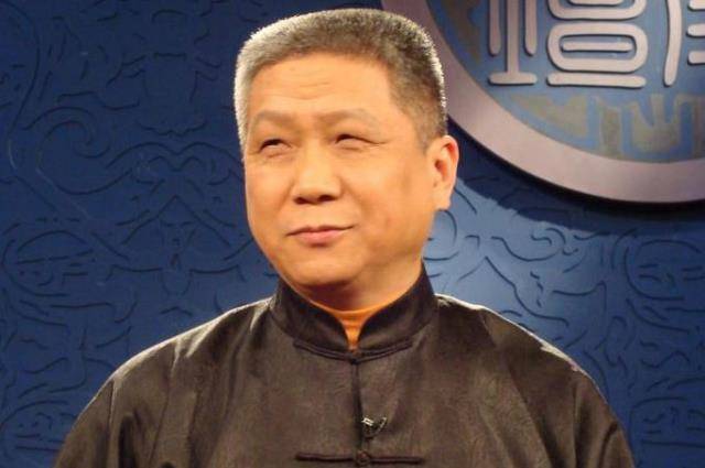 这样一个人,他和香港首富李嘉诚的关系非常不错,有一次他们在一起聊天