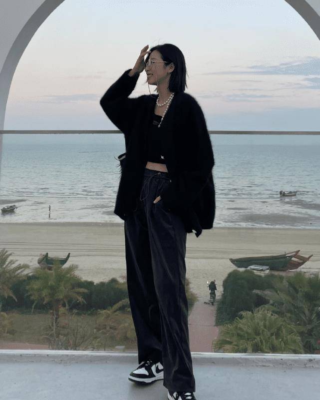 周雨彤颜值并不低,五官长相清丽可人,身形线条也很漂亮,宛如行走的衣