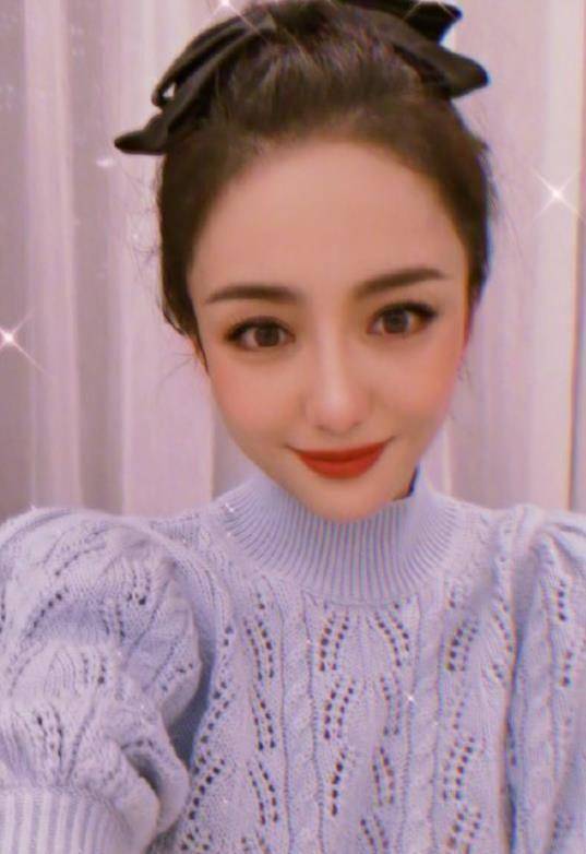 当仔细观察佟丽娅时,可以发现她妆容整洁,皮肤状态也非常出色,在灯光