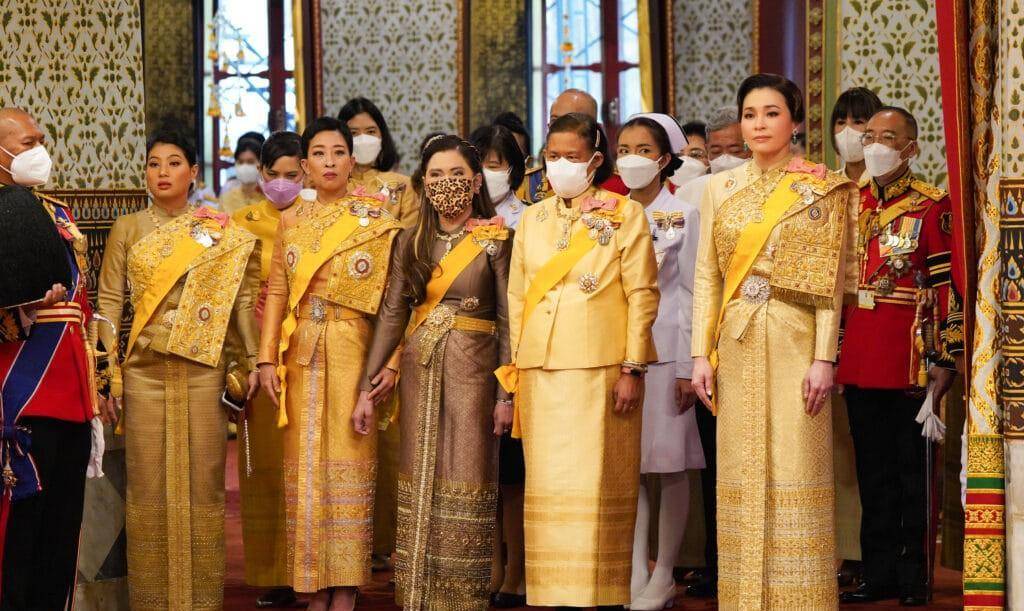 泰国国王70岁大寿登王座发言 皇室成员聚集庆生_拉隆_公主_王室