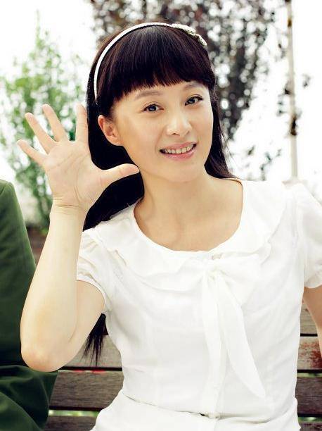 原创美女演员徐露当红时嫁大7岁老公46岁与17岁女儿同框似姐妹