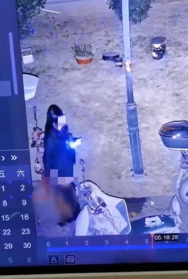 女子在小区街边大便,用旁边车的衣服擦屁股,监控曝光.