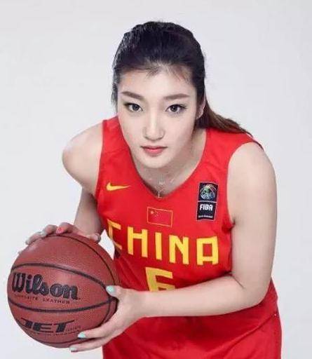 原创她是中国女篮小巨人身高接近2米嫁农村老公进婆家无奈拆房门