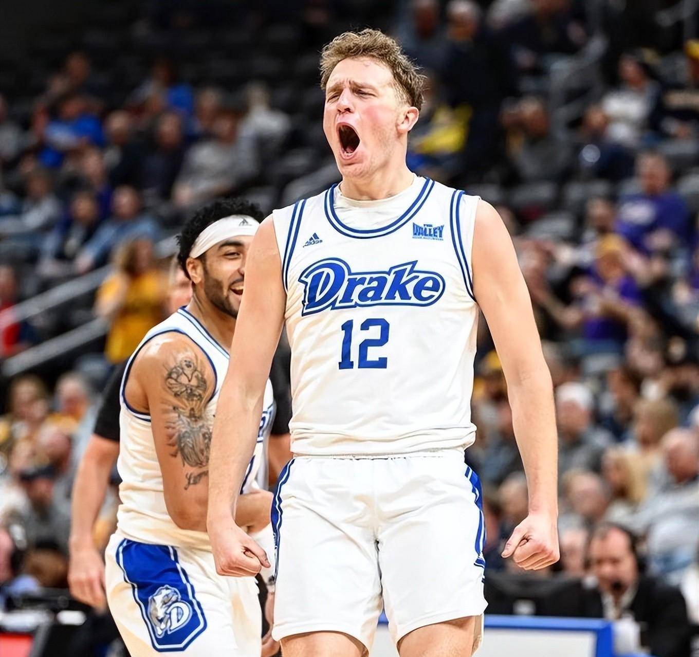 儿子塔克-德弗里斯(tucker devries)坐在他父亲介绍性新闻发布会的