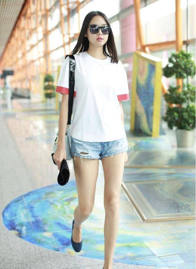 算是见识到了182cm的大长腿在张梓琳身上短裤也显得那么迷你