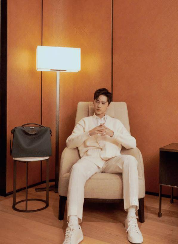 许魏洲全新大片,白西装造型简约干练,刺绣衬衣精致养眼