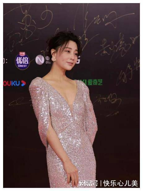 原创人间水蜜桃殷桃身材傲人前凸后翘已活成一个笑话