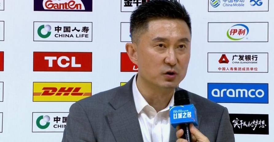 复仇广厦53分的赛后,杜锋为什么拉着胡金秋的手久久不放?_大秋_比赛_