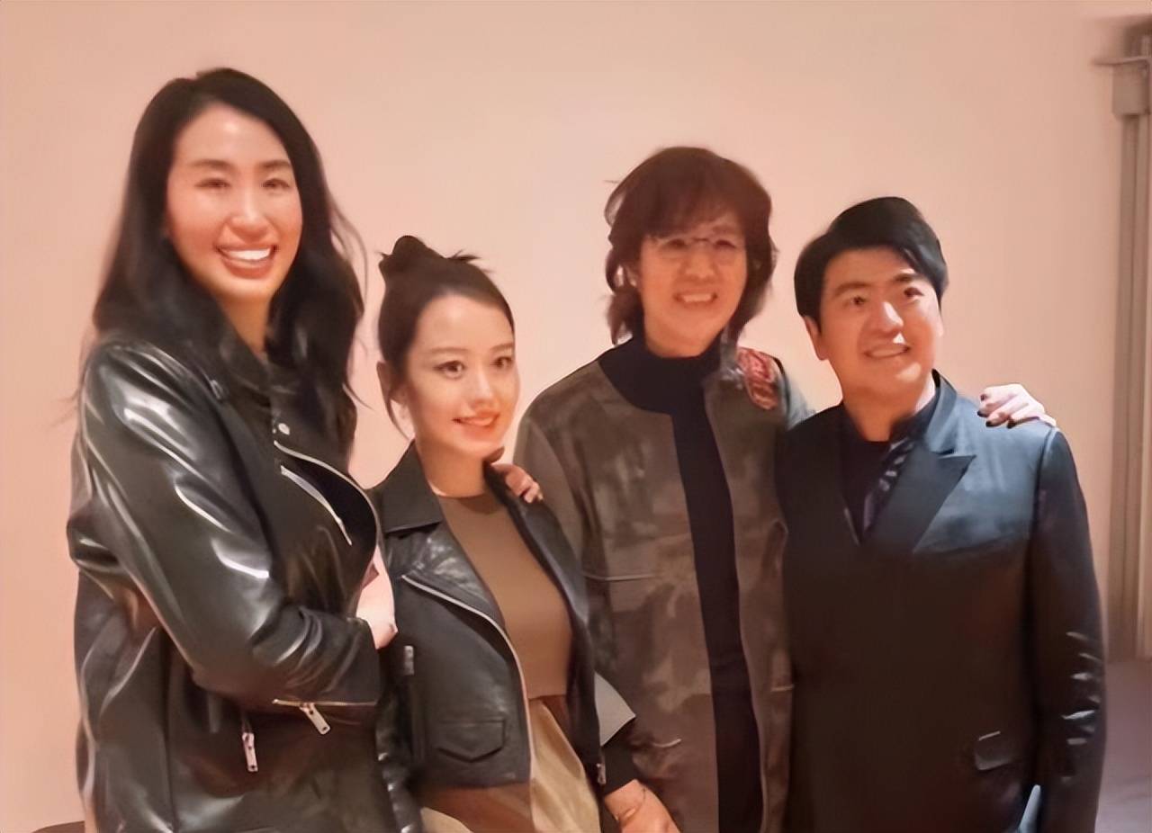 郎平美国生活好惬意!一头红发 大波浪 年轻20岁,每天睡到自然醒