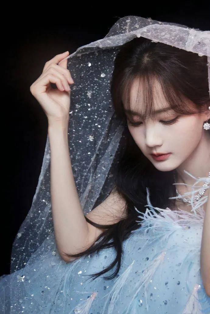 10 王丽坤而《特工任务》中的王丽坤,也凭借不俗的演技登上了领奖台.