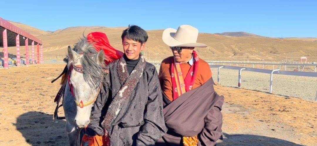 原创三里屯偶遇丁真还以为他纯真不再看到他坐姿端正