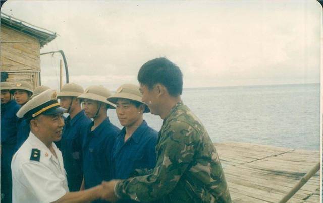 张连忠视察部队供应站往称上一站显示140斤大怒撤掉站长