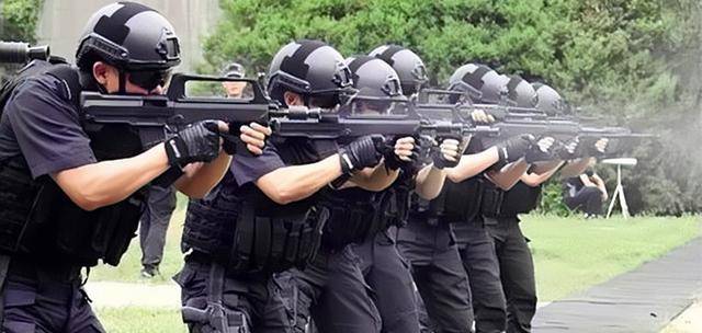 世界枪王之王:十年扣动扳机次数接近200万次,达到人枪合一_房刚_射击