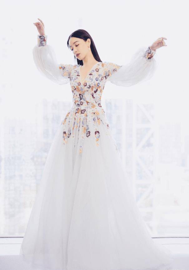 原创阚清子终于放开了这么短的裙子都敢穿配上骑士靴贼显腿长